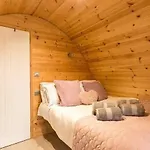 Cozy Haven Glamping Pod 1with Hot Tub & Cold Shower Semesterbostad