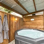 Semesterbostad Cozy Haven Glamping Pod 1with Hot Tub & Cold Shower