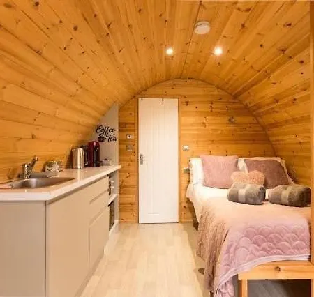 Cozy Haven Glamping Pod 1with Hot Tub & Cold Shower נאס