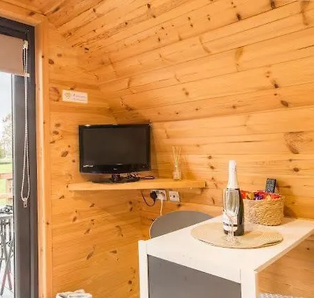 Cozy Haven Glamping Pod 1with Hot Tub & Cold Shower Holiday home