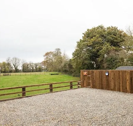 Cozy Haven Glamping Pod 1with Hot Tub & Cold Shower Holiday home *