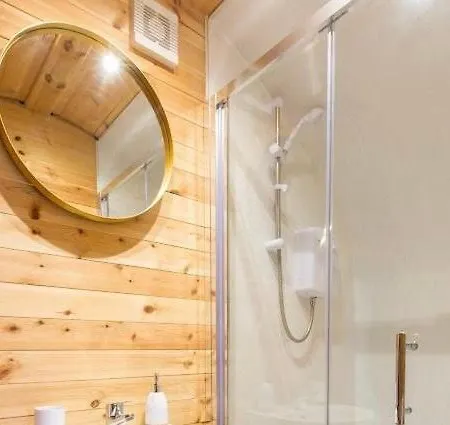 Cozy Haven Glamping Pod 1with Hot Tub & Cold Shower *