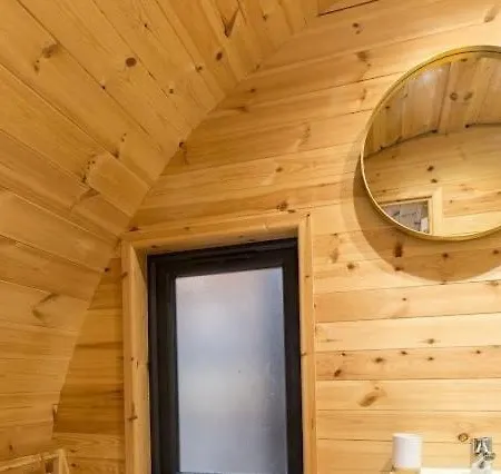 Cozy Haven Glamping Pod 1with Hot Tub & Cold Shower נאס