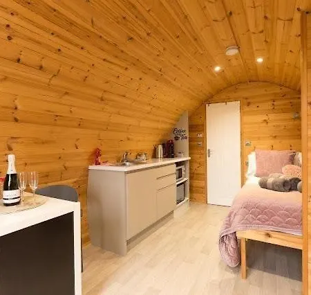 Cozy Haven Glamping Pod 1with Hot Tub & Cold Shower * נאס
