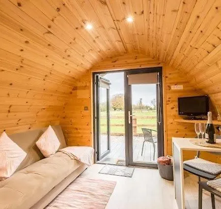 Cozy Haven Glamping Pod 1with Hot Tub & Cold Shower