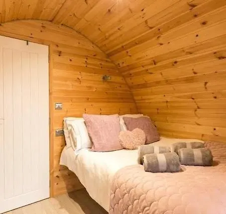 Cozy Haven Glamping Pod 1with Hot Tub & Cold Shower Casa de Férias