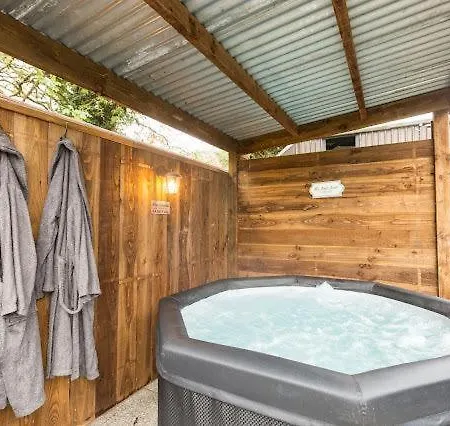 בית נופש Cozy Haven Glamping Pod 1with Hot Tub & Cold Shower