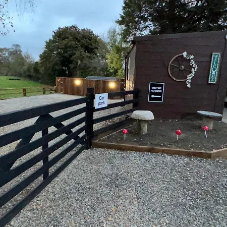 Cozy Haven Glamping Pod 1with Hot Tub & Cold Shower