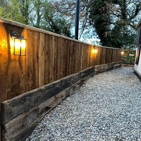 Casa de Férias Cozy Haven Glamping Pod 1with Hot Tub & Cold Shower *