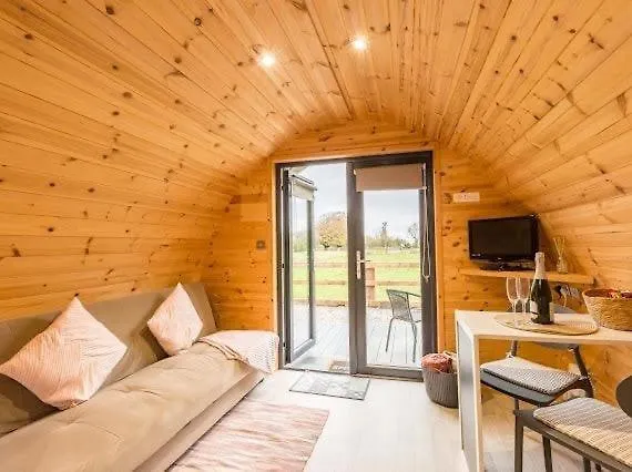 Cozy Haven Glamping Pod 1with Hot Tub & Cold Shower